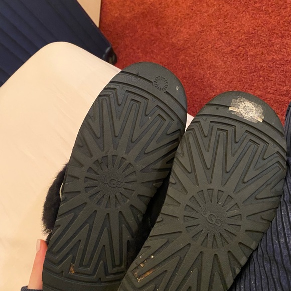 UGG Slippers - Picture 4 of 4